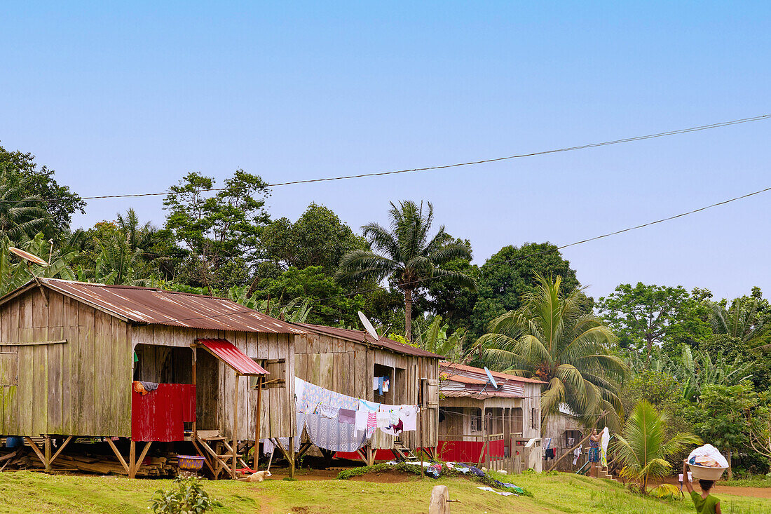 inseltypische Holzhäuser mit Wäscheleinen im Dorf Terreiro Velho auf der Insel Príncipe in Westafrika, Sao Tomé e Príncipe