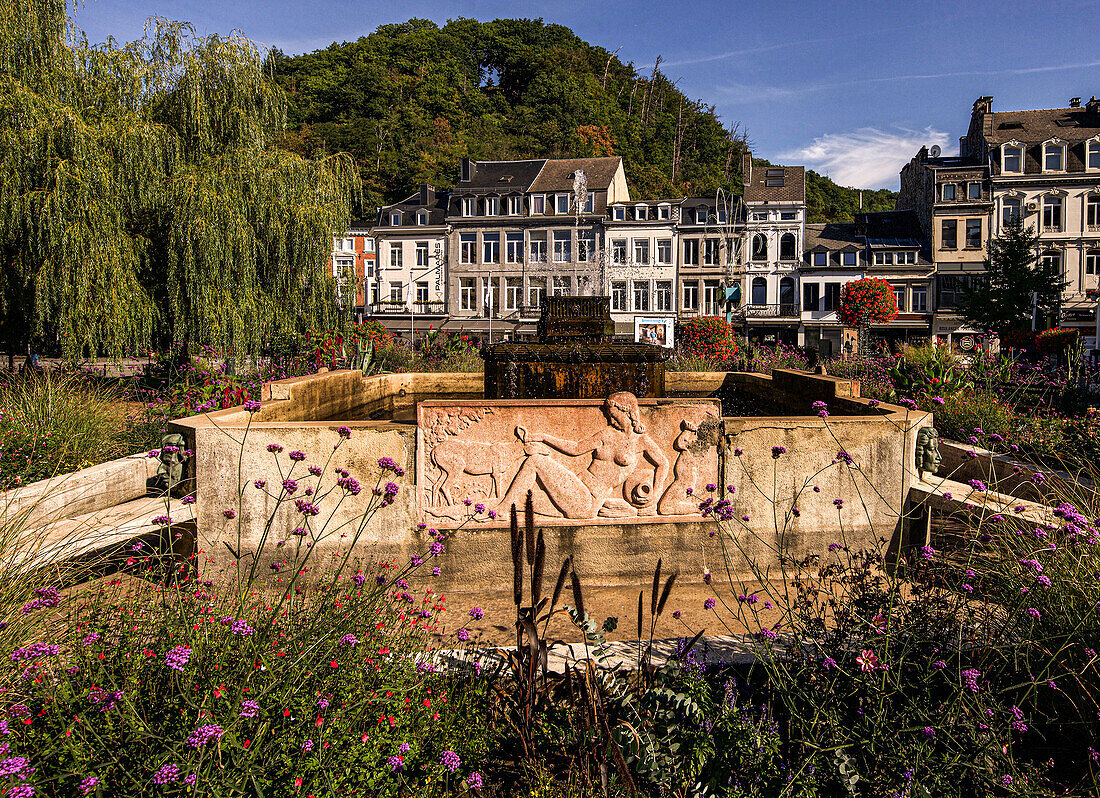 Brunnen 'Fontaine du Casino' von Frans van Ranst  (1955) , vor Hügel 'Colline d'Annette et Lubin', Spa, Provinz Lüttich, Wallonien, Belgien