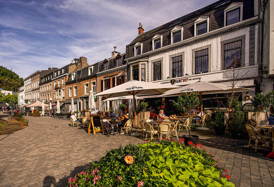 Freiluft-Restaurant an der Place du Monument, Spa, Provinz Lüttich, Wallonien, Belgien