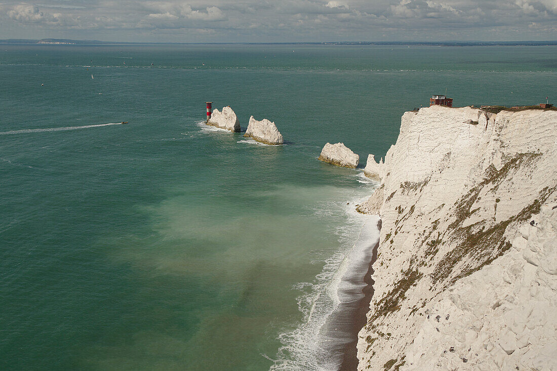 Blick auf die Needles auf der Isle of Wight bei Freshwater mit Leuchtturm, Südengland, England, Großbritannien, Europa