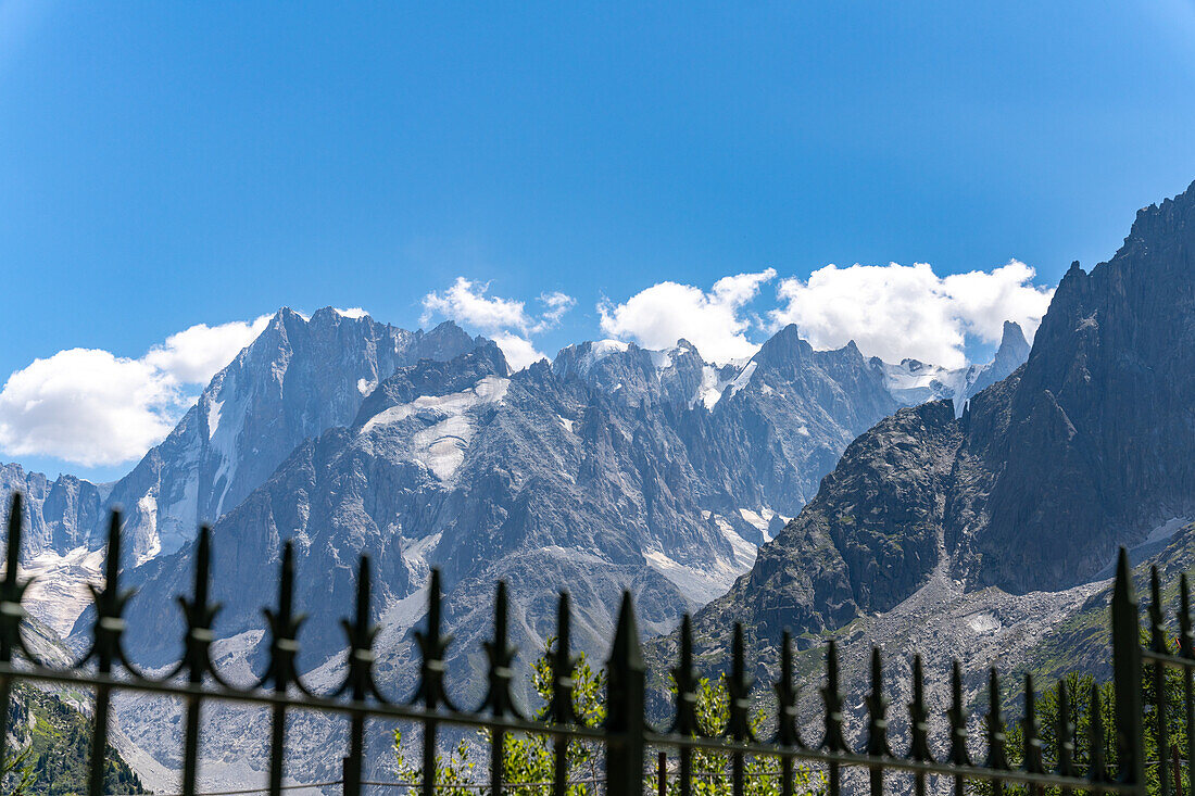 Blick auf das Mont Blanc Massiv mit Zaun im Vordergrund, Chamonix-Mont-Blanc, Auvergne-Rhone-Alpes, Frankreich