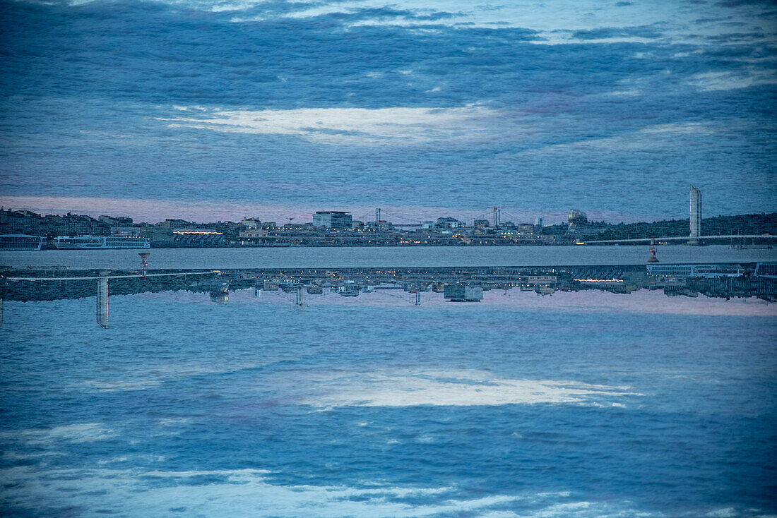 Bordeaux über dem Fluss Garonne gesehen, Frankreich