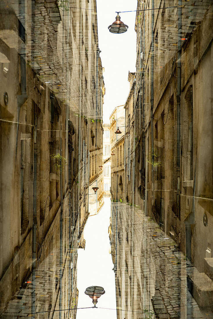 Eine schmale Gasse in der Innenstadt von Bordeaux, Frankreich