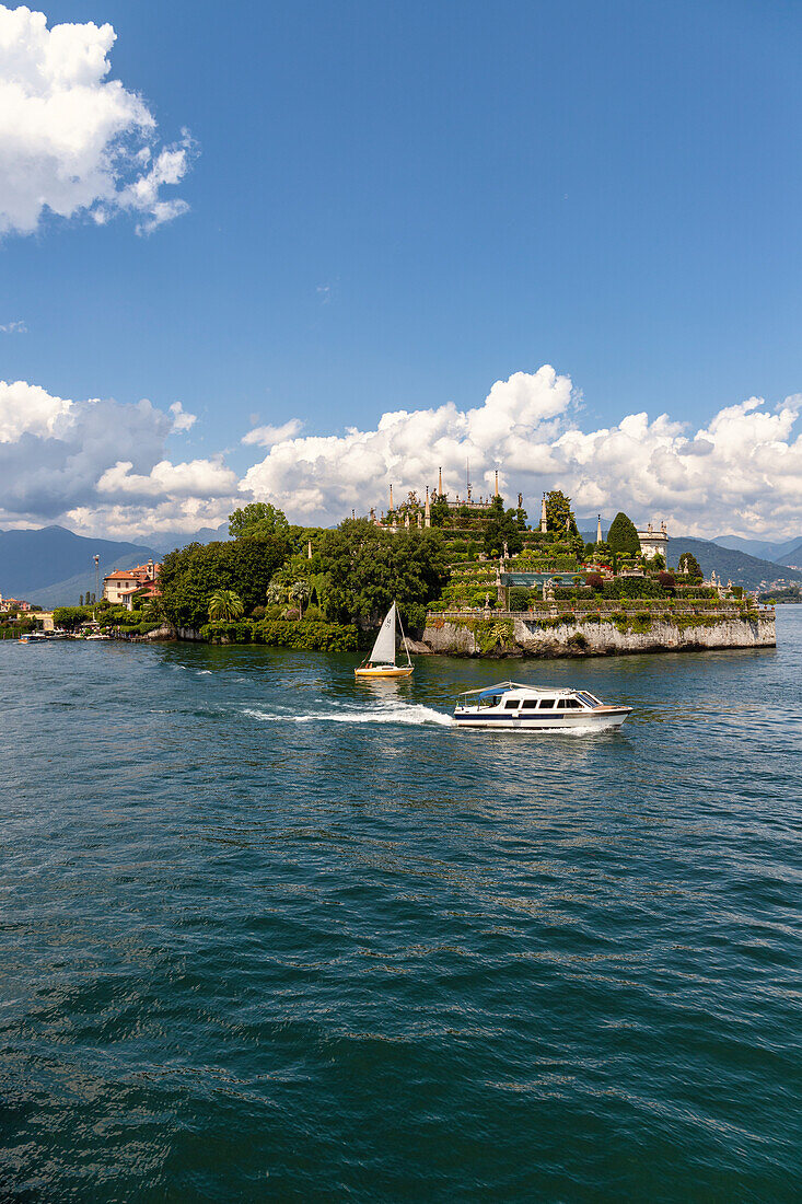 Die Gärten des Palazzo Borromeo auf Isola Bella, gesehen von der Fähre, Lago Maggiore, Piemont, Italien.