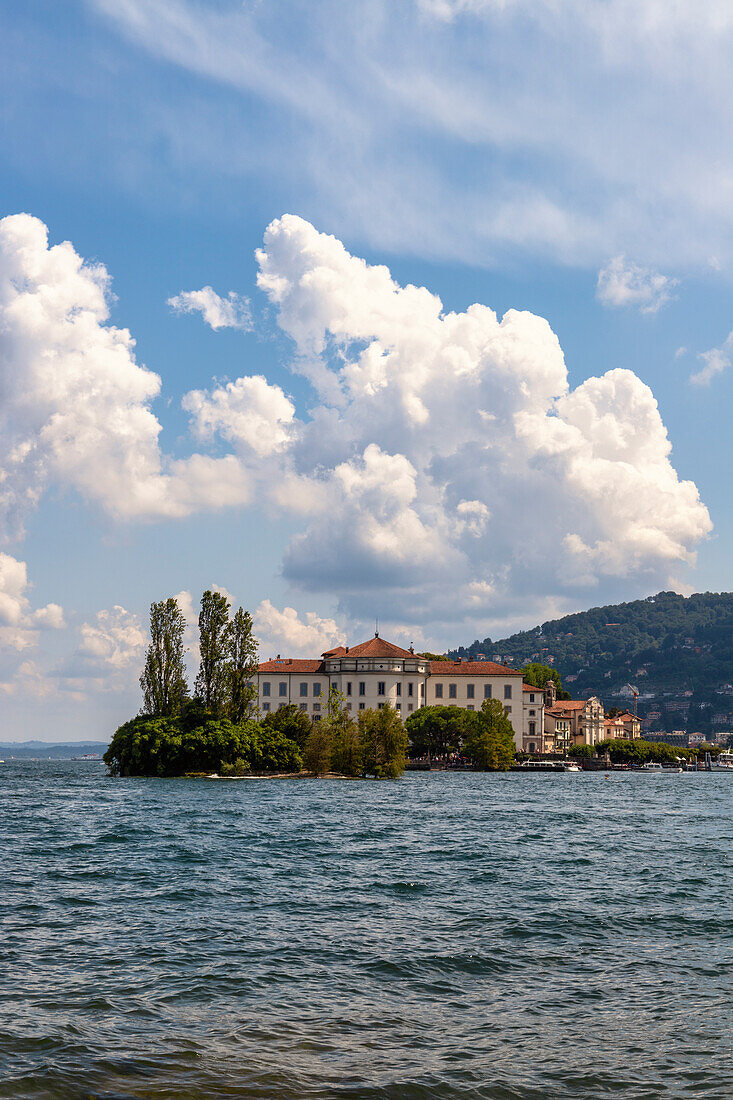 Der Palazzo Borromeo auf der Isola Bella, gesehen von der Isola dei Pescatori, Lago Maggiore, Piemont, Italien.