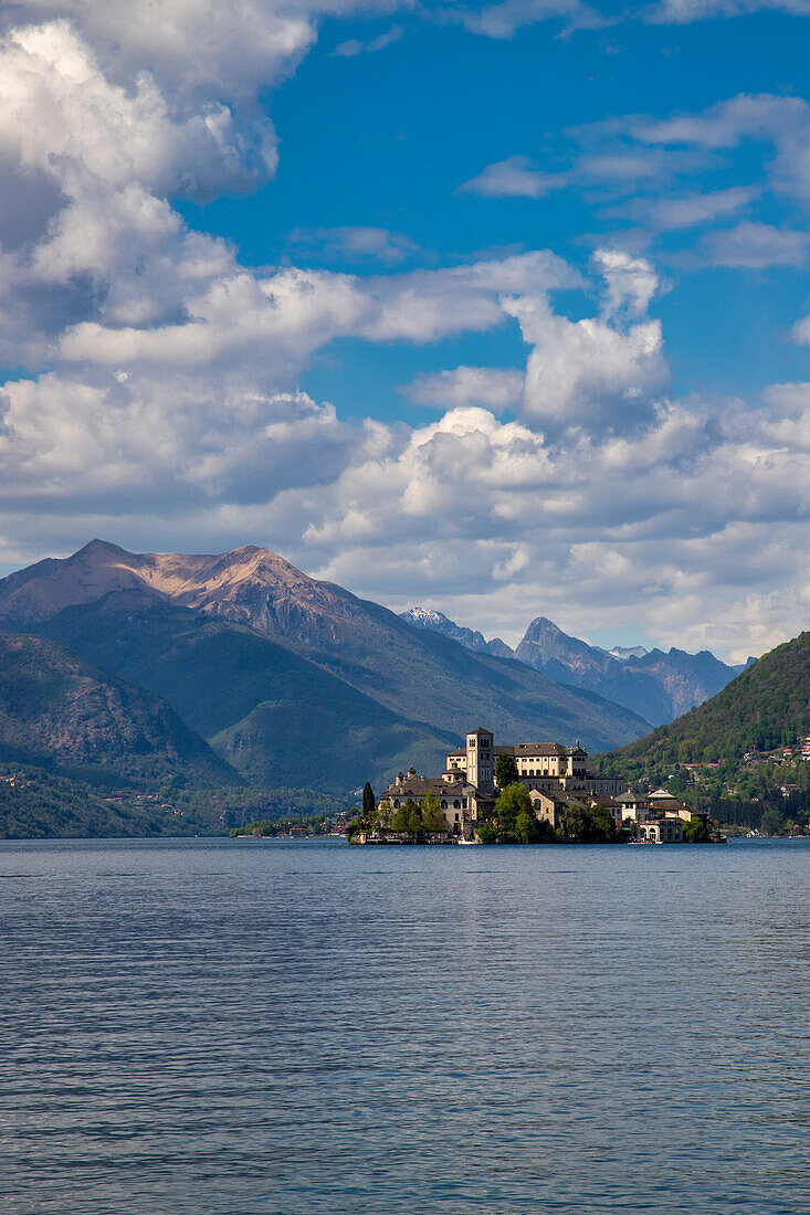 Blick über den Ortasee vom Westufer zur Isola San Giulio, Novara, Piemont, Italien.