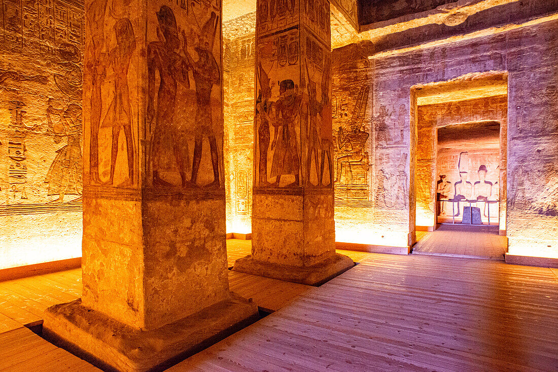Oberägypten, südlich von Assuan. Abu Simbel Tempel von Ramses II (Weltkulturerbe), Säulen in Innenräumen