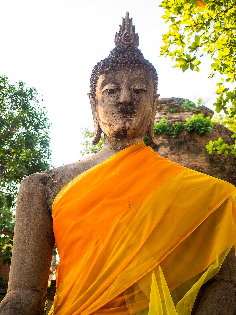Thailand, Ayutthaya, Buddha mit Orange drapiert