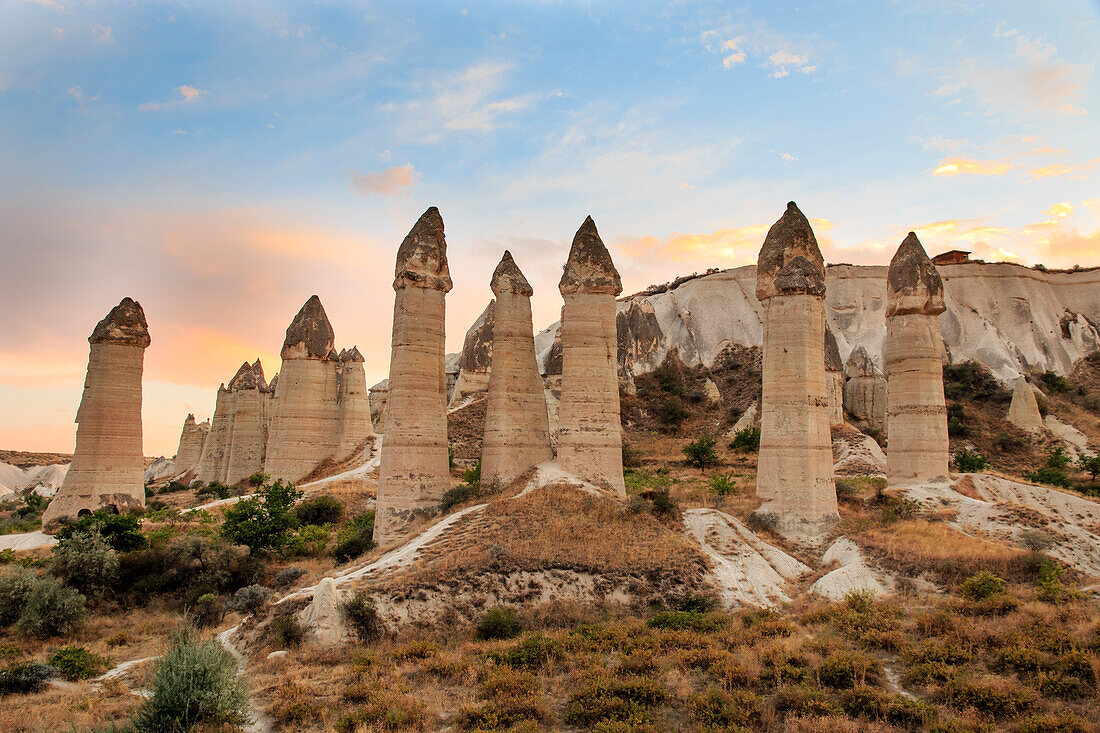 Türkei, Anatolien, Kappadokien, Göreme. Feenkamine und Feldlandschaften im Roten Tal, oft als „Love Valley“ bezeichnet, Göreme-Nationalpark, UNESCO-Weltkulturerbe.