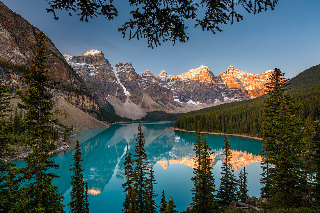 Canada, Alberta, Banff National Park, Moraine Lake at sunrise.