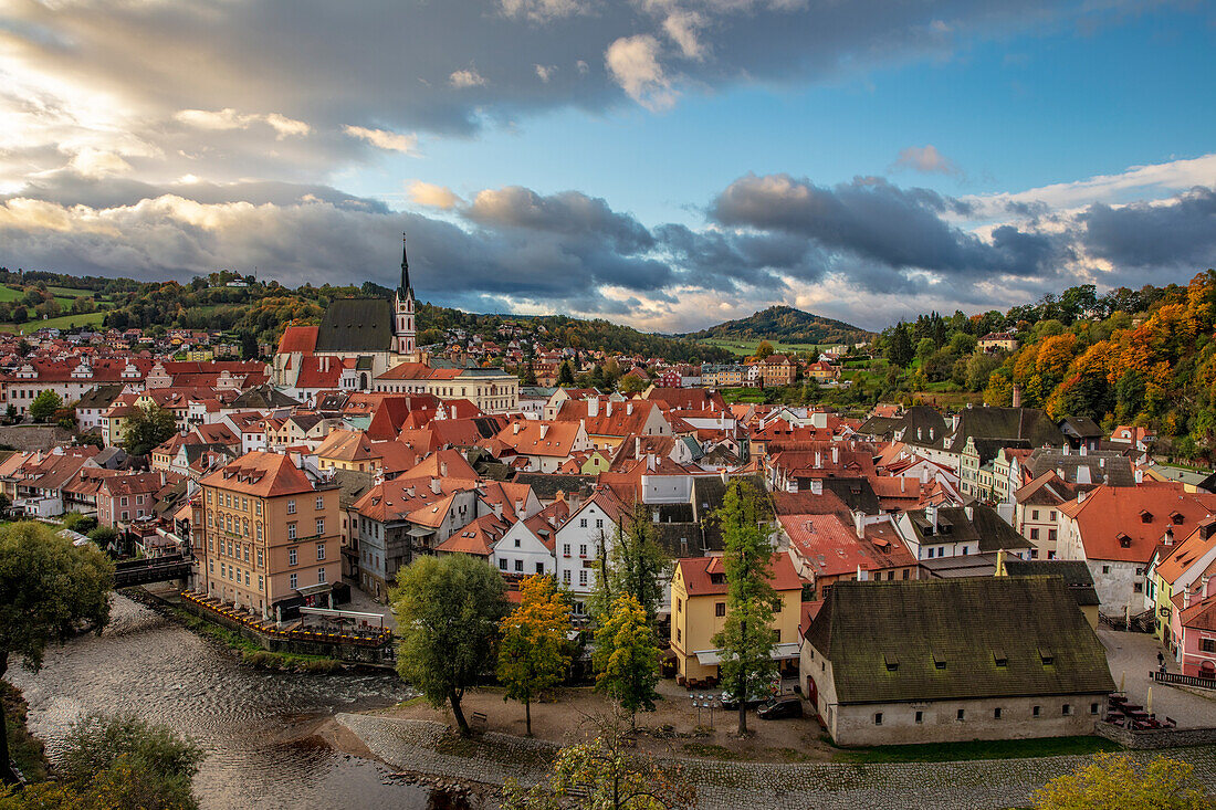 Blick hinunter auf das Dorf Cesky Krumlov, Tschechische Republik