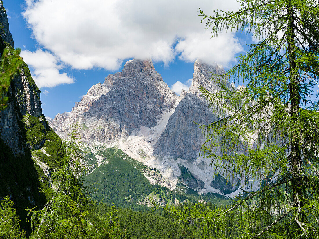 Monte Cristallo in den Dolomiten des Veneto, von Westen gesehen. Diese Dolomiten sind Teil des UNESCO-Weltkulturerbes, Italien.