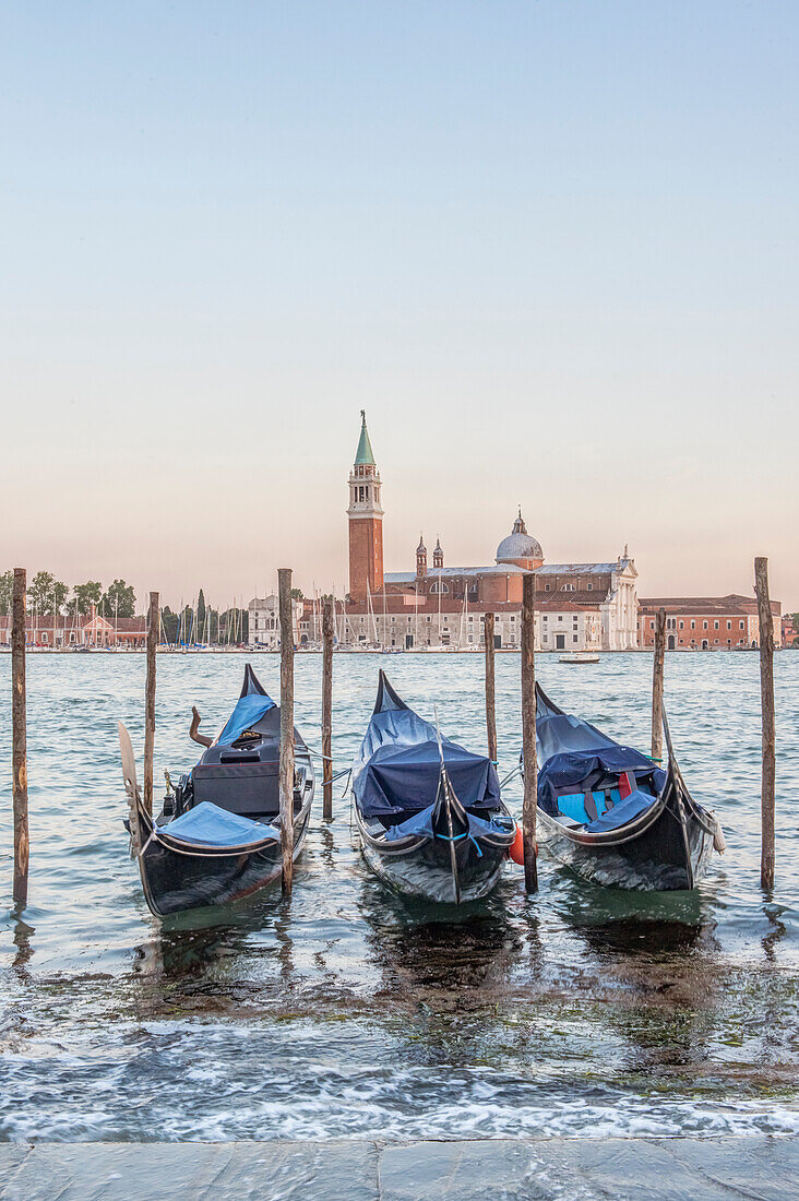 Italien, Venedig. Gondeln am Wasser mit der Kirche San Giorgio Maggiore im Hintergrund