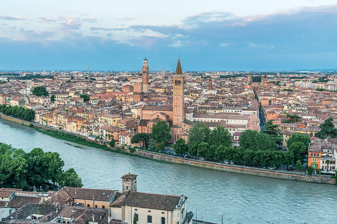 Italien, Verona. Blick vom Castello San Pietro auf die Stadt