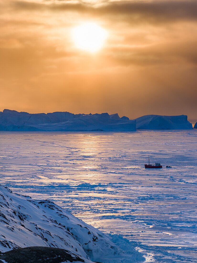 Fischerboote. Winter am Ilulissat-Fjord, in der Diskobucht in Westgrönland gelegen, gehört der Fjord zum UNESCO-Weltkulturerbe. Grönland, Dänemark.