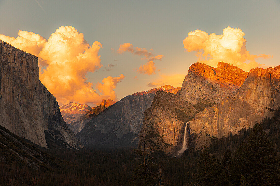 Iconic Tunnel View mit Sonnenuntergangswolken. Yosemite-Tal. UNESCO-Weltkulturerbe, Kalifornien.