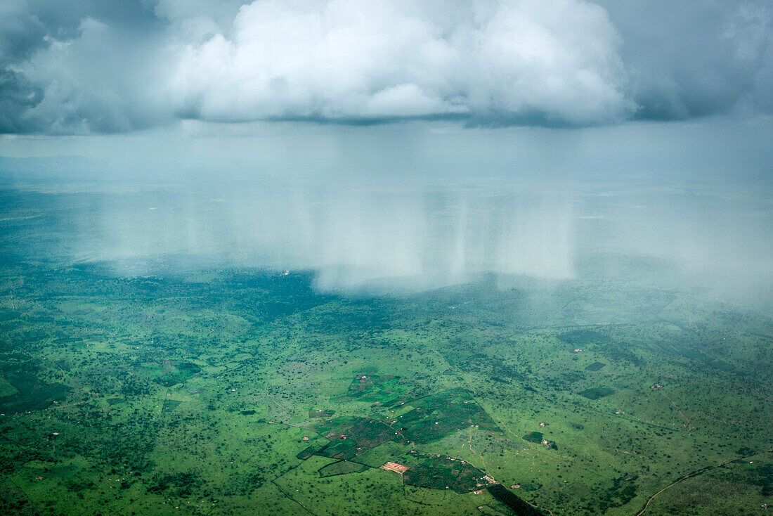 Luftaufnahme einer Wetterzelle (Regensturm) im Südwesten Ugandas