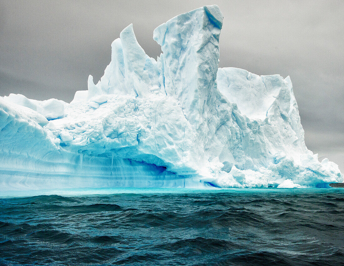 Antarktis, großer Eisberg, blaues Eis