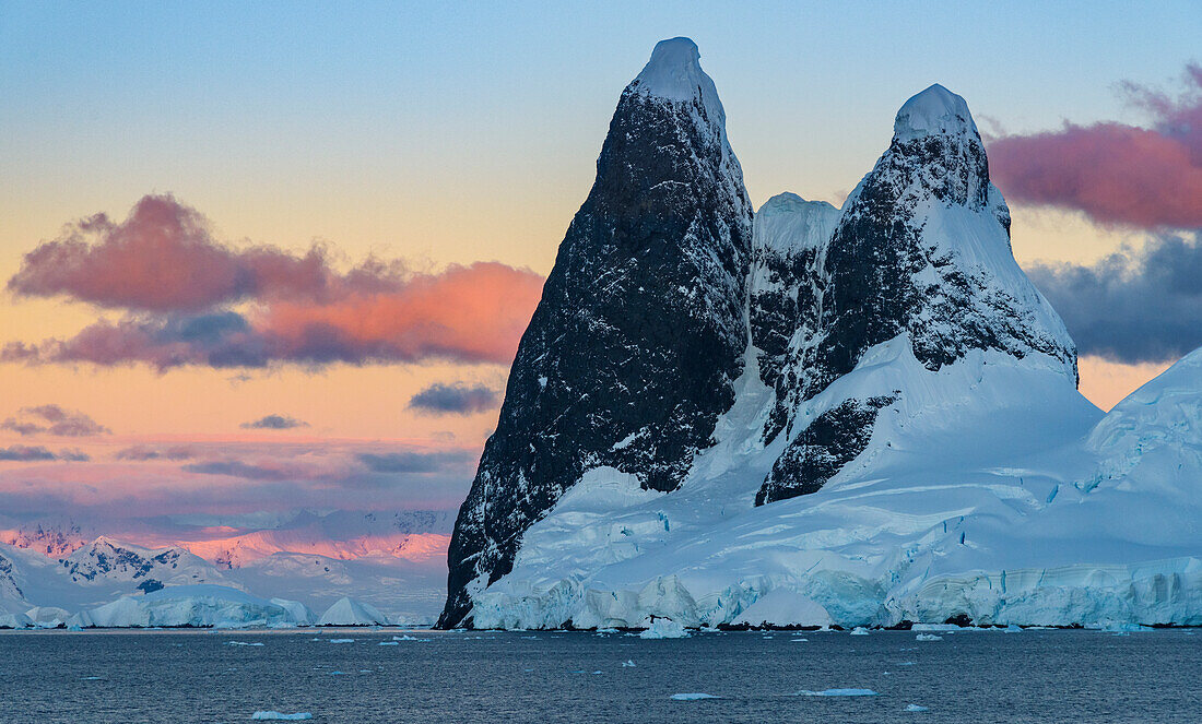 Antarktische Halbinsel, Antarktis, Lemaire-Kanal. Una Peaks bei Sonnenuntergang.