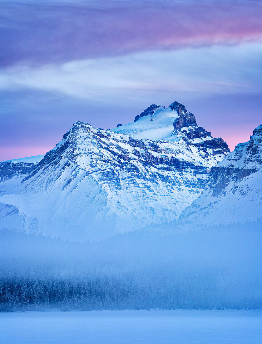 Kanada, Alberta, Banff Nationalpark, Dämmerung und Nebel am Mount Hector und Bow Lake