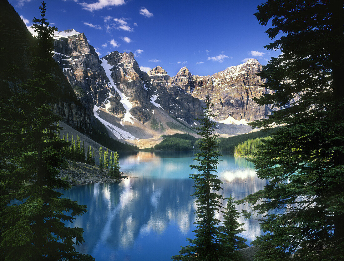Türkisfarbenes Wasser im Moraine Lake im Banff National Park in der Nähe von Calgary, Kanada