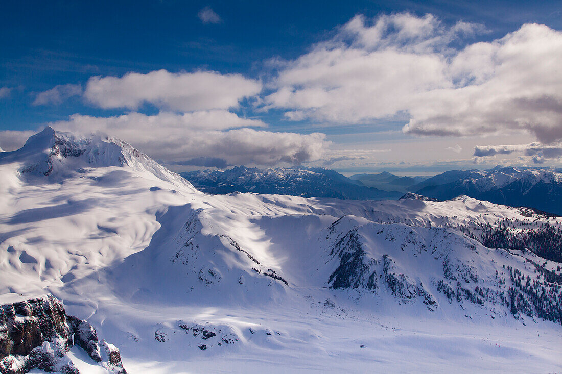 Luftbild mit Mount Garibaldi im Vordergrund, mit Howe Sound und Squamish im Hintergrund. British Columbia, Coast Mountains, Kanada