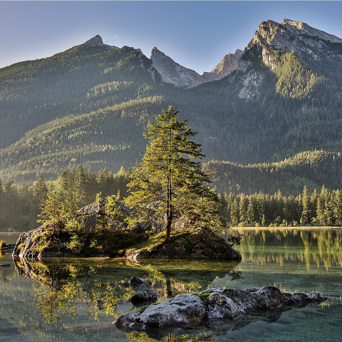 Europa, Deutschland, Bayern, Ramsau bei Berchtesgaden, Hintersee im Morgenlicht