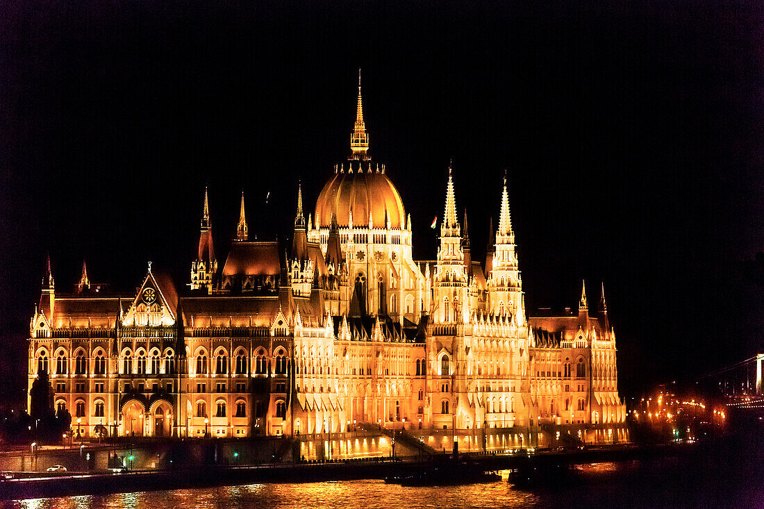 Parlamentsgebäude, Donau Reflexion, Budapest, Ungarn. Parlamentsgebäude, erbaut zwischen 1885 und 1904.