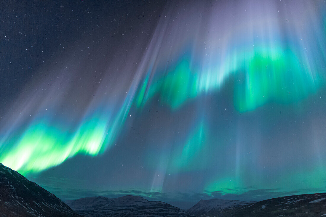 Europa, Nordisland, in der Nähe von Akureyri. Die Nordlichter leuchten in unglaublichen Farben.