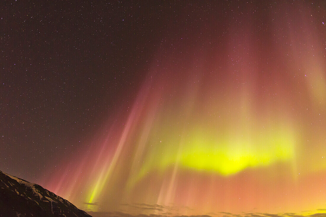 Europa, Nordisland, in der Nähe von Akureyri. Die Nordlichter leuchten in unglaublichen Farben.