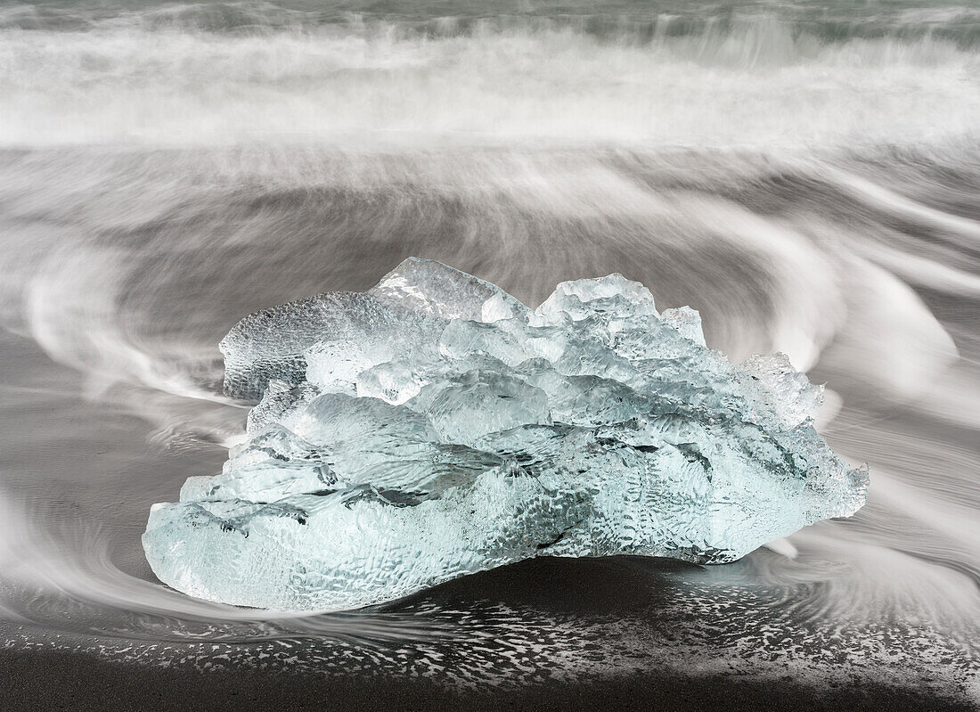 Eisberge am schwarzen Vulkanstrand, Island.