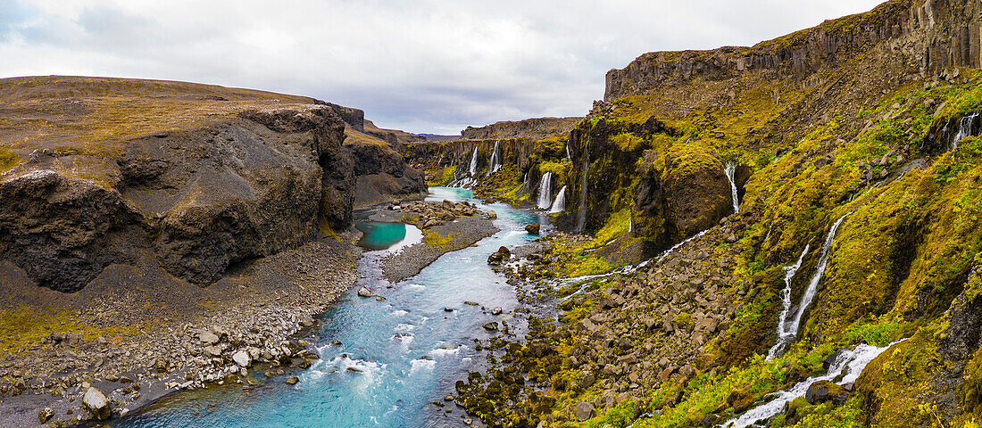 Europa, Island. Blick auf Hrauneyjafoss, eine Gruppe von Wasserfällen im zentralen Hochland.