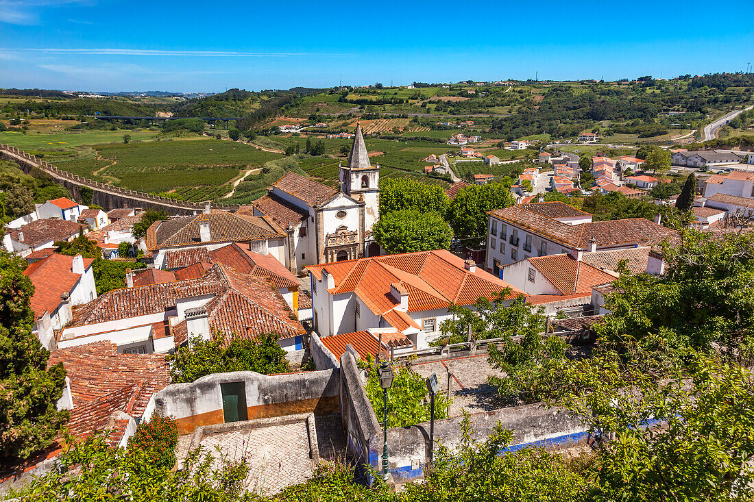 Kirche Santa Maria, mittelalterliche Stadt auf dem Land, Obidos, Portugal. Burg und Mauern, die im 11. Jahrhundert erbaut wurden, nachdem die Stadt den Mauren abgenommen wurde.