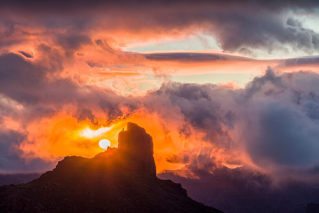 Spanien, Kanarische Inseln, Insel Gran Canaria, Tejeda, Berglandschaft mit Roque Bentayga, Sonnenuntergang