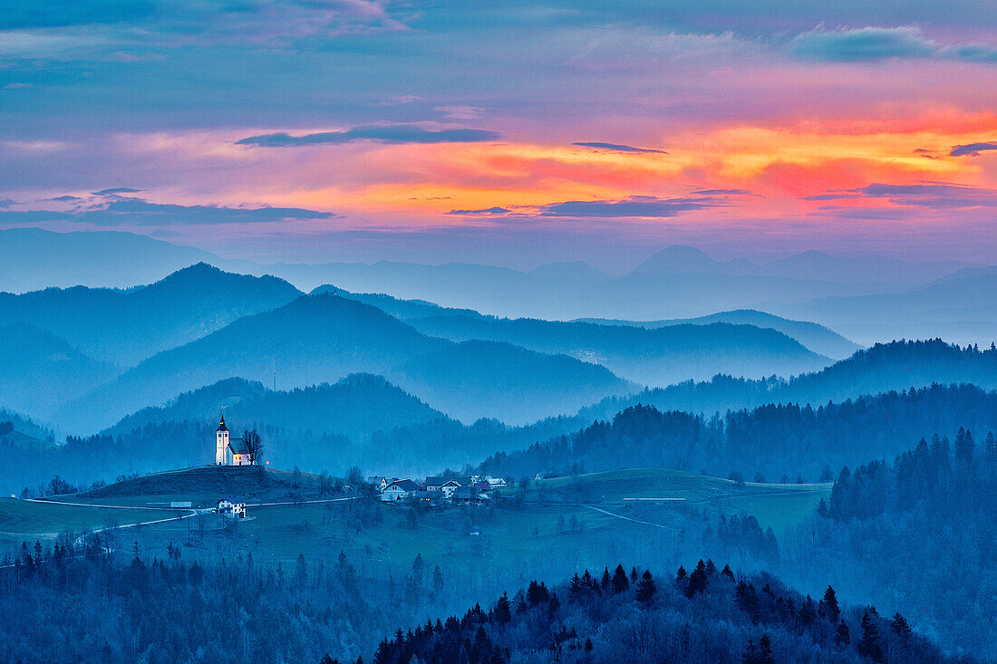 Slowenien, Poljane Sora Valley, Hangkirche in der Nähe von Gorenja Vas im frühen Morgenlicht