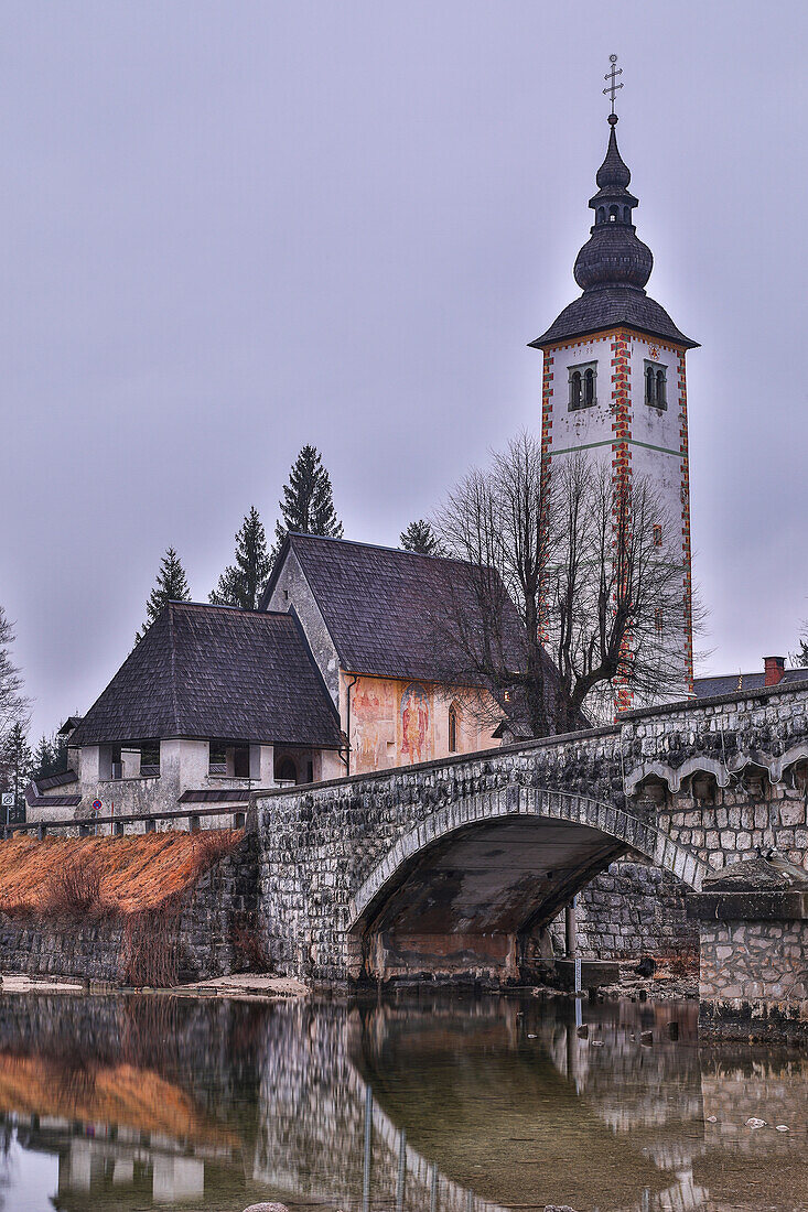 Slowenien, Oberkrain, Ribcev Laz, See Bohinj, Kirche St. Johannes der Täufer im frühen Morgenlicht