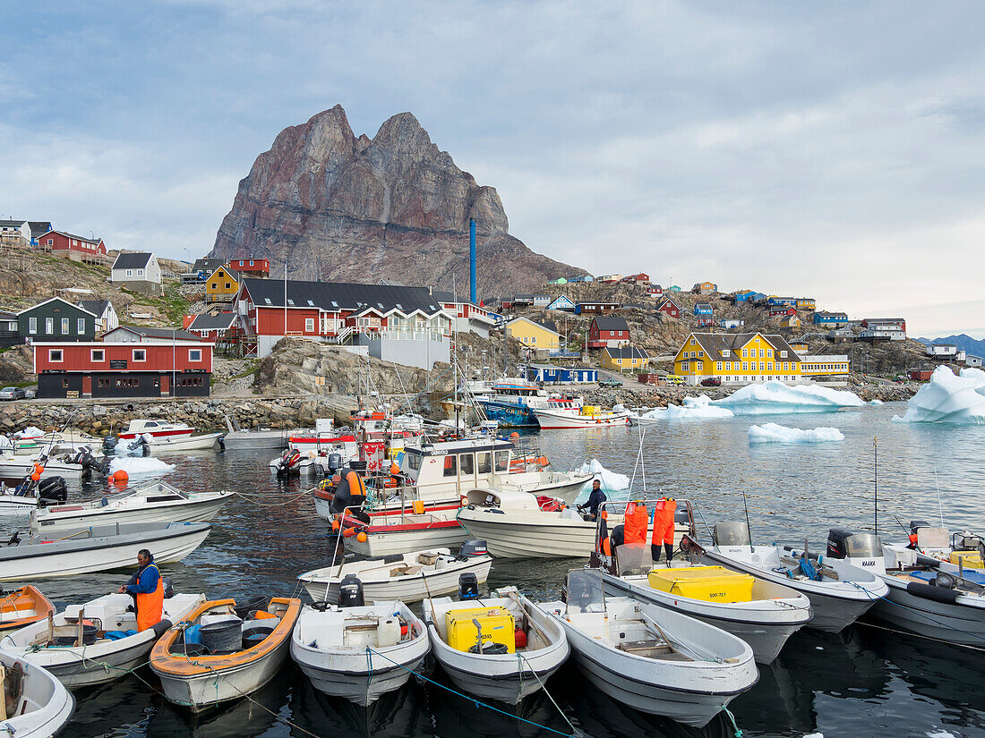 Hafen und Stadt Uummannaq, nordwestlich von Grönland, auf einer Insel im Uummannaq-Fjordsystem gelegen.