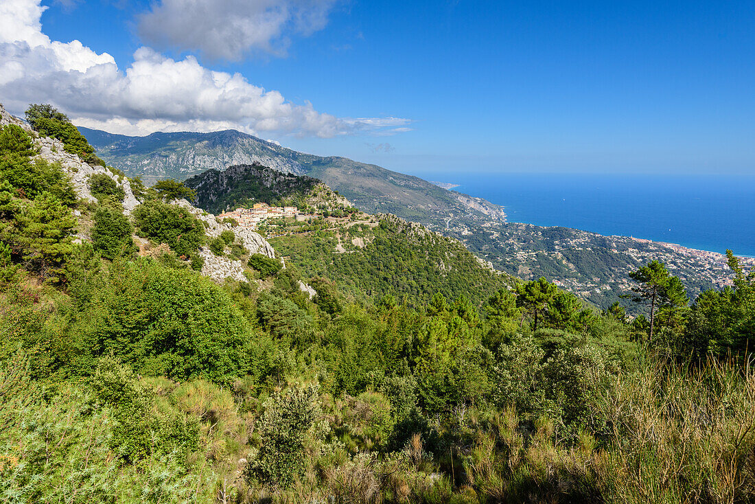 Blick auf das Bergdorf Sainte-Agnès in den französischen Seealpen und die Côte d’Azur, Provence, Frankreich