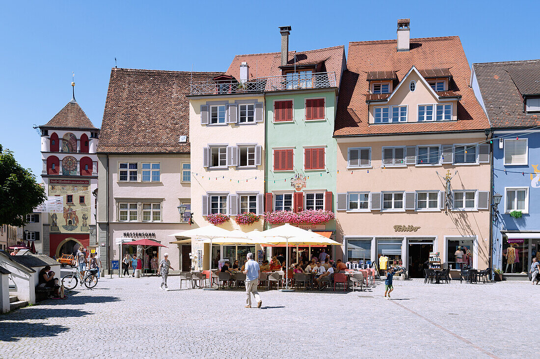Marktplatz mit Blick auf Martinstor in der Altstadt von Wangen im Westallgäu in Baden-Württemberg in Deutschland