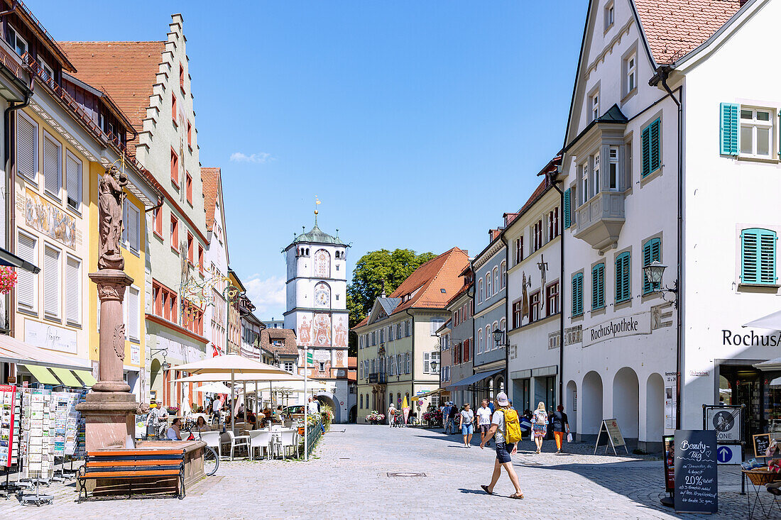 Herrenstraße, Bürgerhäuser und Frauentor in der Altstadt von Wangen im Westallgäu in Baden-Württemberg in Deutschland