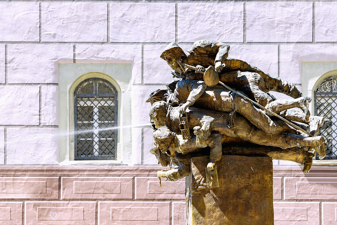 spuckender Figurenbrunnen "die verdruckten Allgäuer" am Marktplatz in der Altstadt von Wangen im Westallgäu in Baden-Württemberg in Deutschland