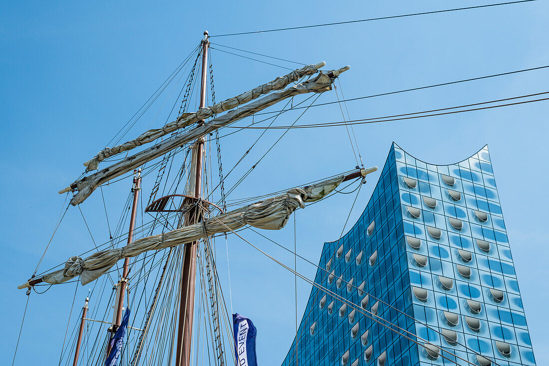 Takelage eines Segelschiffes vor dem Konzerthaus Elbphilharmonie, Hafencity, Hamburg, Deutschland