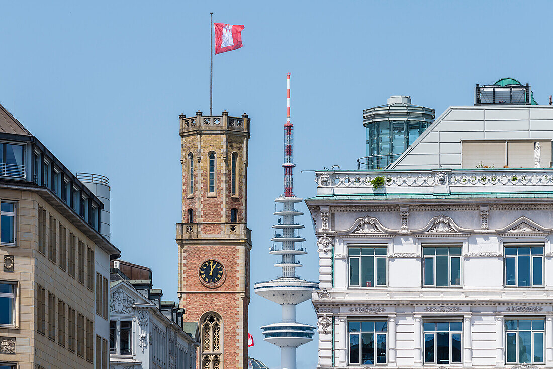 Blick auf Alte Post mit Hamburg Flagge und den Heinrich-Hertz-Turm, Altstadt, Hamburg, Deutschland