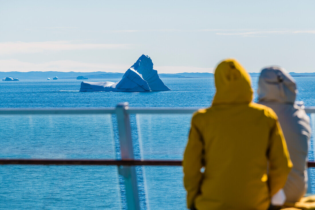 Touristen auf einem Kreuzfahrtschiff in der Diskobucht, Baffin Bay, Ilulissat, Grönland