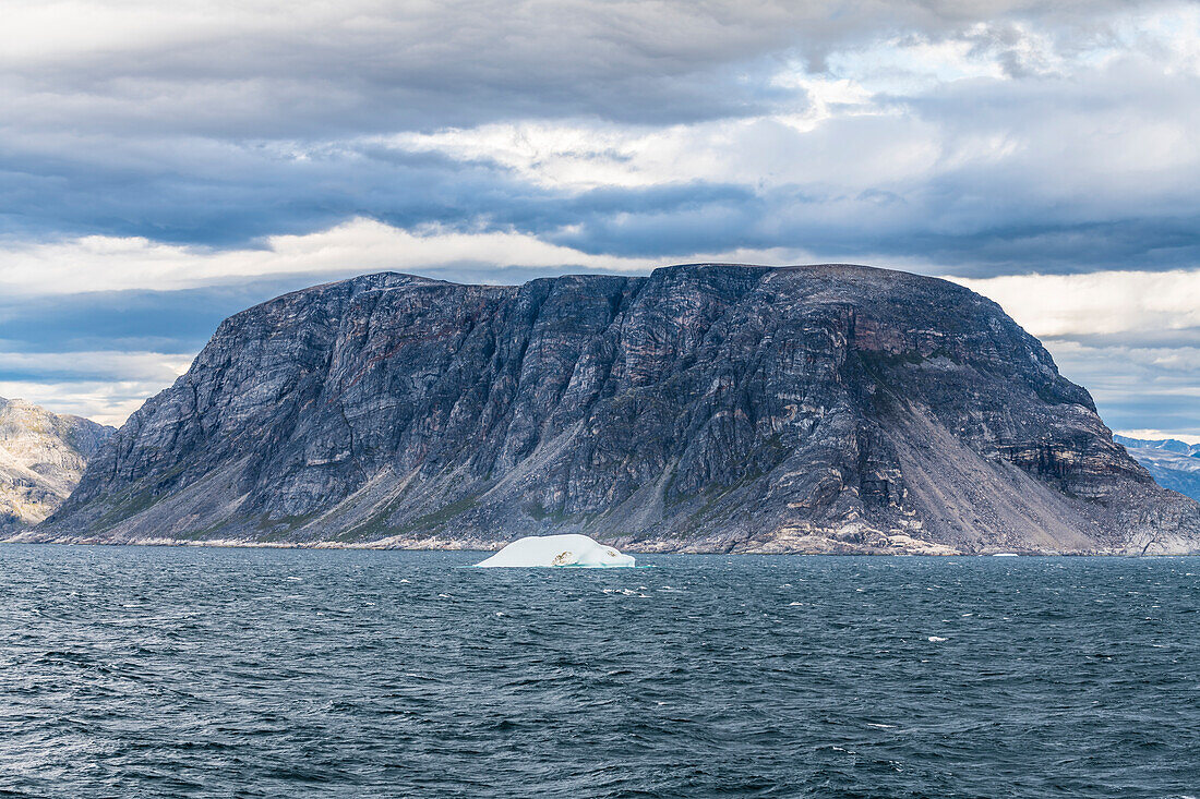 Eisberge vor der Südküste Grönlands, Labradorsee, Distrikt Qaqortoq, Kommune Kujalleq, Grönland