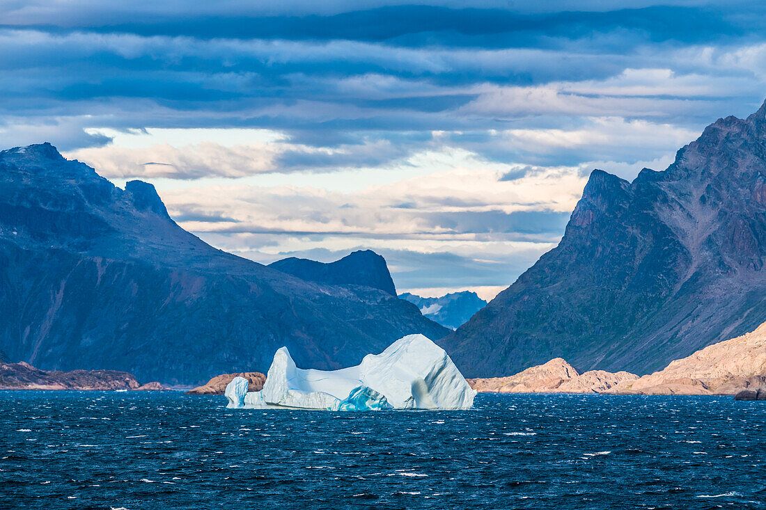 Eisberge vor der Südküste Grönlands, Labradorsee, Distrikt Qaqortoq, Kommune Kujalleq, Grönland