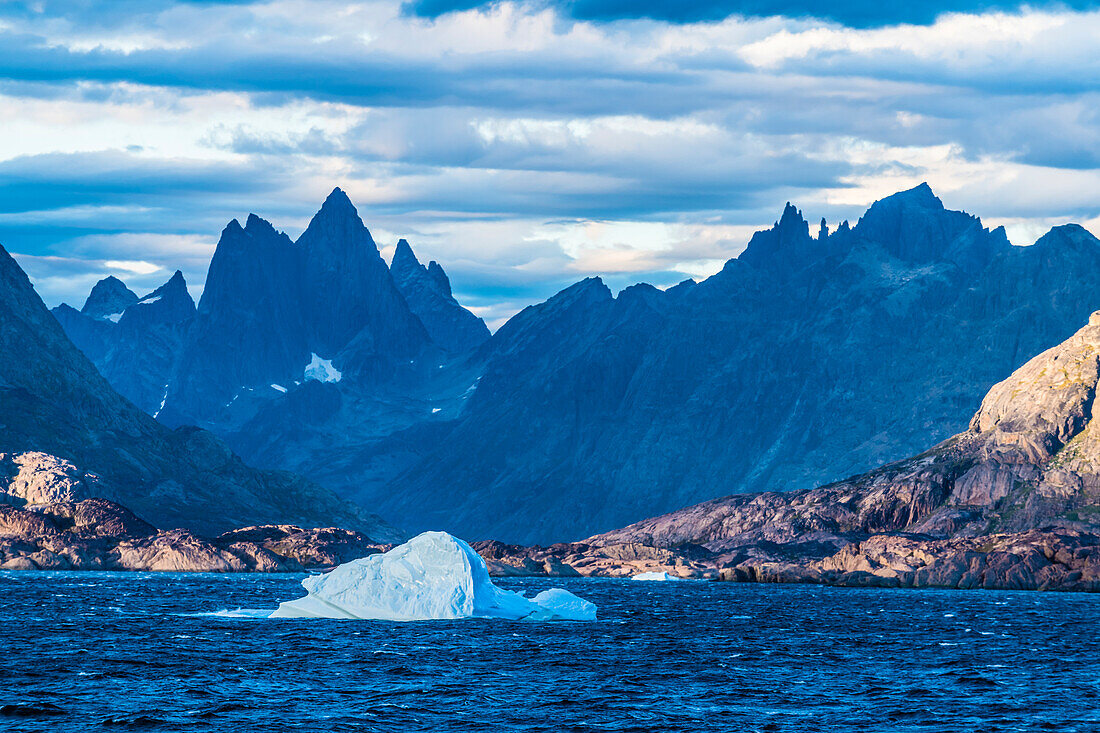 Eisberge vor der Südküste Grönlands, Labradorsee, Distrikt Qaqortoq, Kommune Kujalleq, Grönland