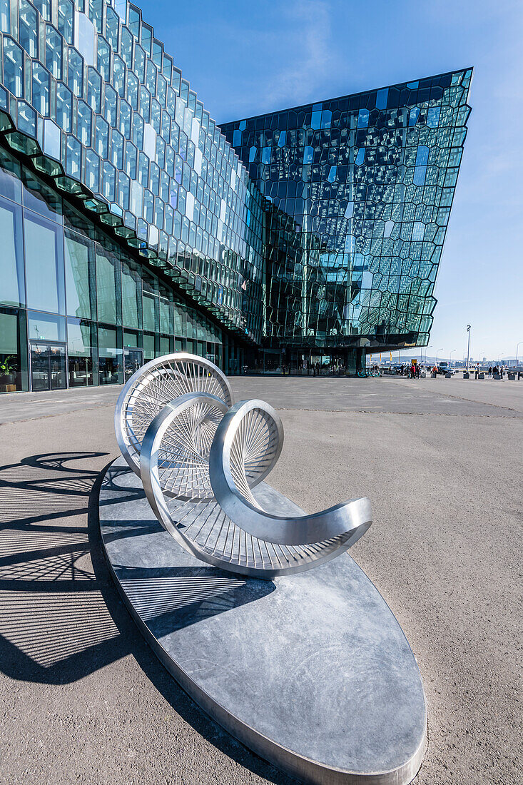 Kunstobjekt vor der Glasfassade, Harpa Konzerthalle, Reykjavik, Island