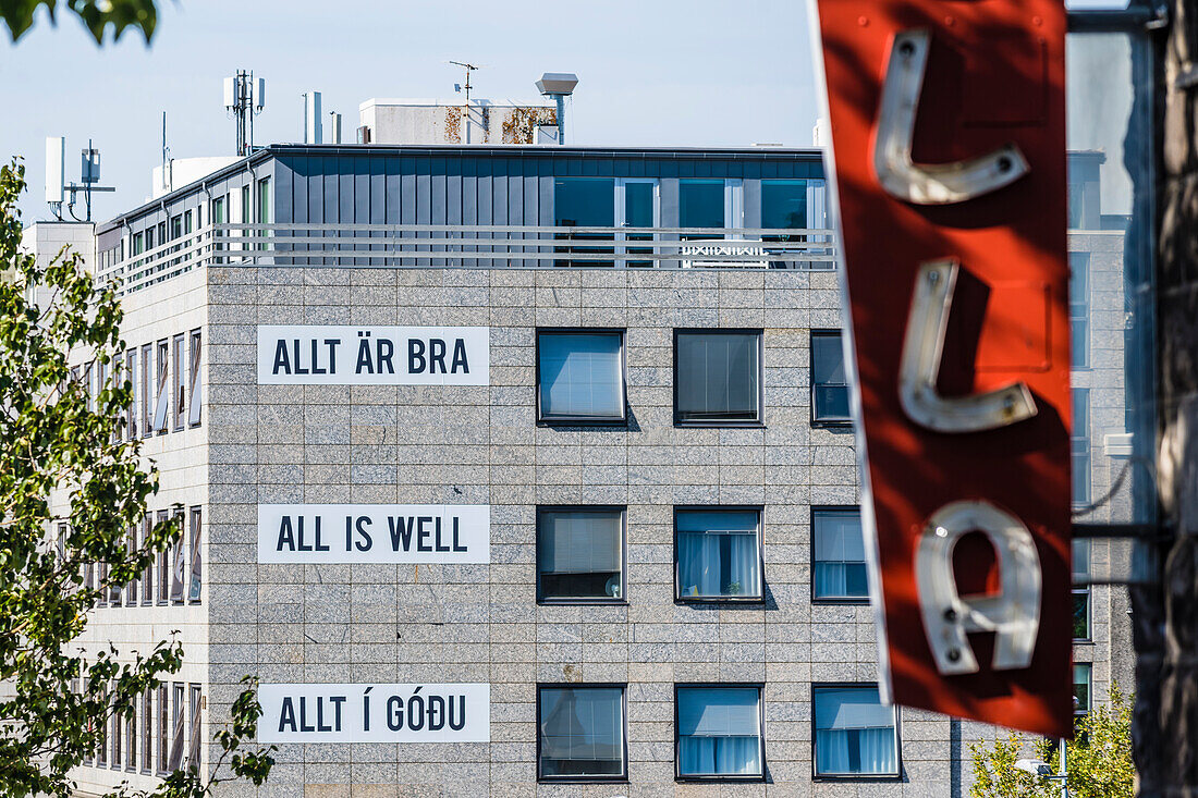 Schriftzug an einem Bürohaus in der Innenstadt, Reykjavik, Island