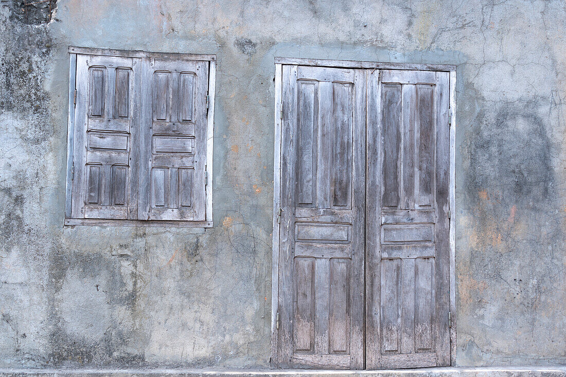 Afrika, Madagaskar, Fort Dauphin, Marktplatz von Tolanaro. Ein Haus mit Fensterläden, das die gedämpften Farben von verwittertem Holz zeigt.